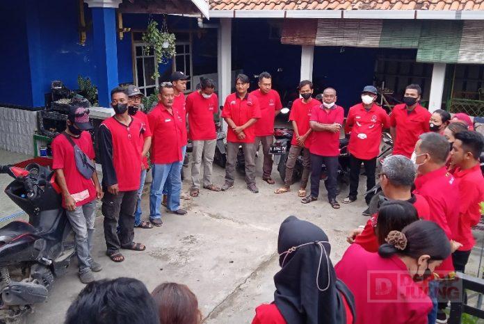 Bergerak Bersama Kader Partai, Sunaryo Bagikan Takjil di Juwana Pati