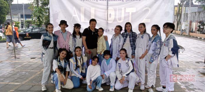 Bung Dance Buka Acara Sparing and Sharing Session All Out 2 by Salatiga Movement