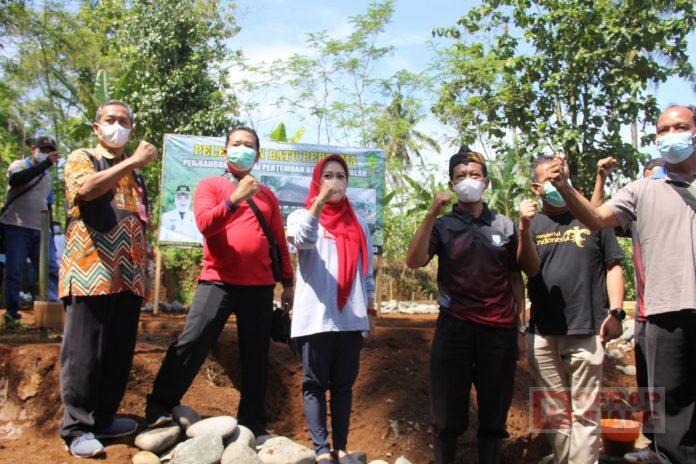 Bupati Tiwi Apresiasi Pembangunan Kebun Buah Pleci