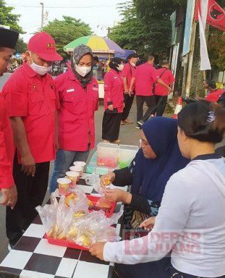DPC Batang Borong Jajanan untuk Dibagikan Sebagai Paket Takjil