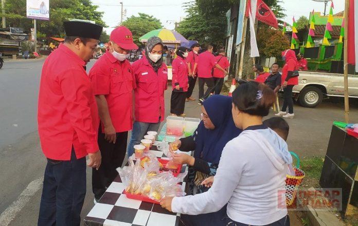 DPC Batang Borong Jajanan untuk Dibagikan Sebagai Paket Takjil (2)