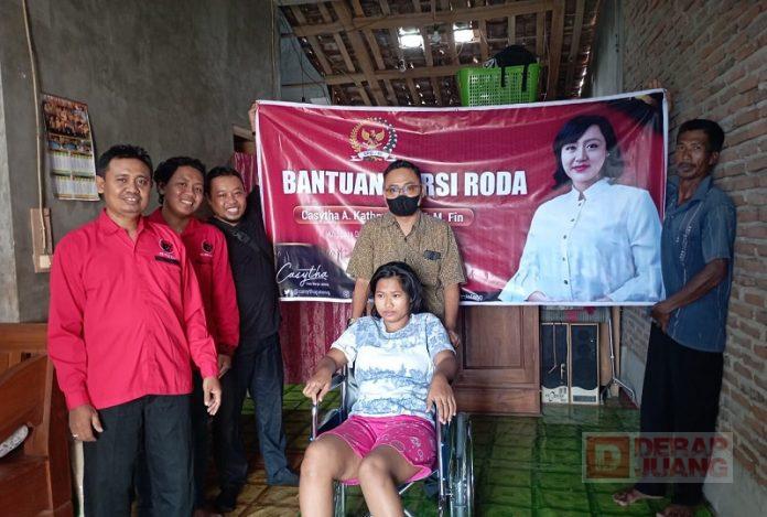 DPC PDI Perjuangan Grobogan Serahkan Bantuan Kursi Roda dari Mbak Casytha