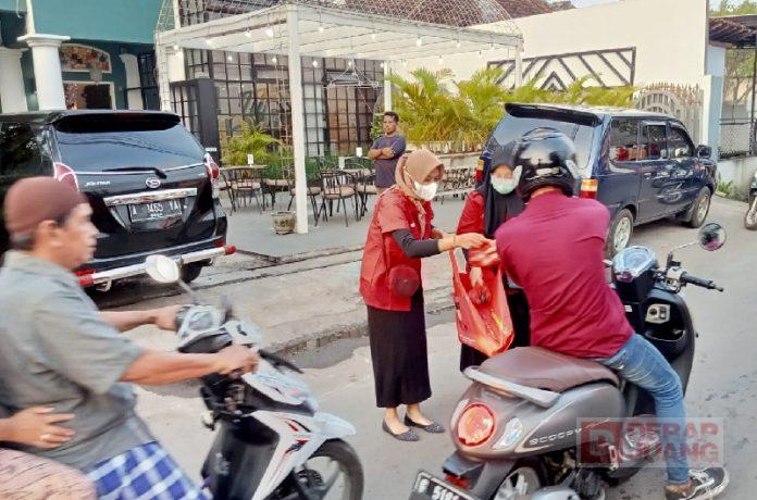 DPC PDI Perjuangan Kota Pekalongan Bagikan Takjil Buka Puasa (2)