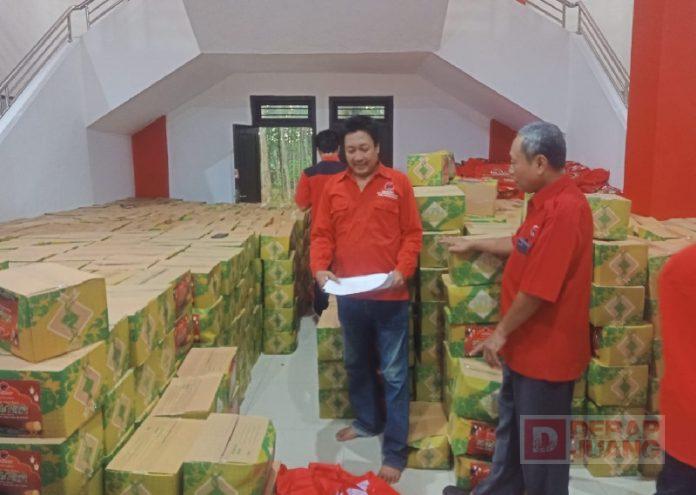DPC Pekalongan Bagikan Bingkisan Lebaran, Sumar Rosul Apresiasi Kami pada Kader Partai