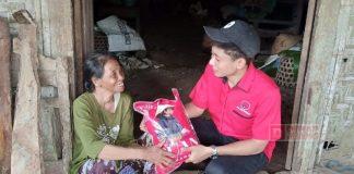 Door To Door, Yoga Alfinas Salurkan Beras Mbak Puan