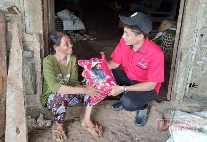 Door To Door, Yoga Alfinas Salurkan Beras Mbak Puan (2)
