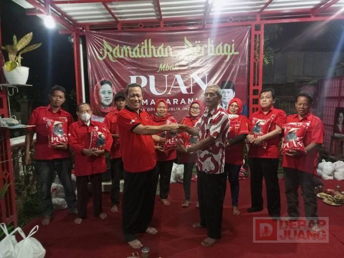 Bambang Tri Saktiono membagikan paket sembako kepada jajaran pengurus di tingkat PAC dan ranting.