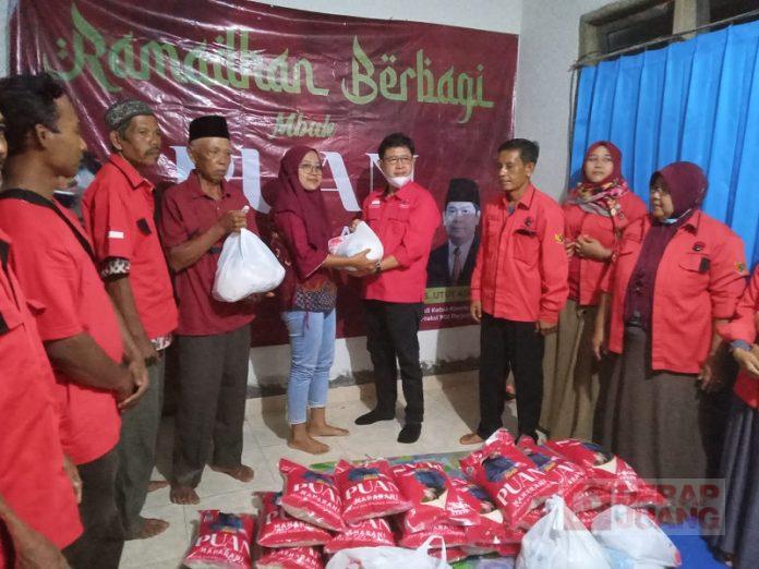 Foto KomandanTe bintang dua Bambang Sutrisno bersama pengurus PAC Karanggayam membagikan secara simbolis bantuan beras dari Mbak Puan.