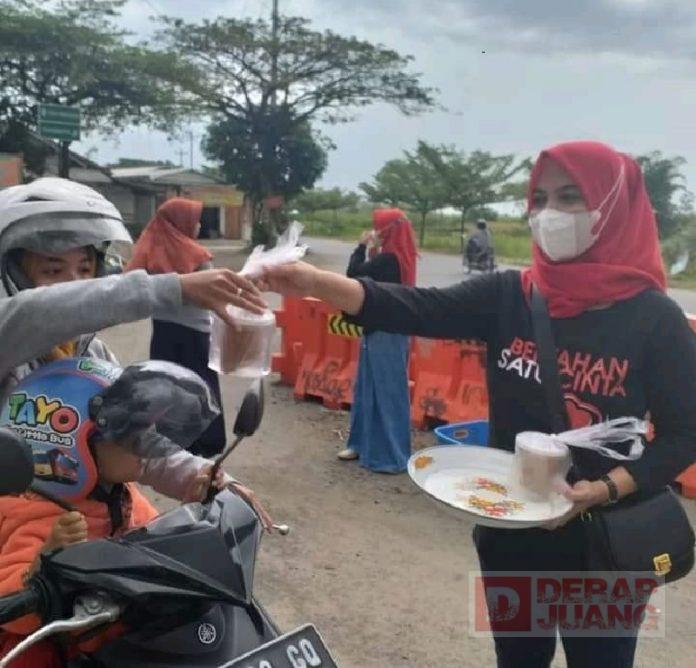 Gandeng Pengurus Partai, Rita Iryanti Bagikan Ratusan Takjil