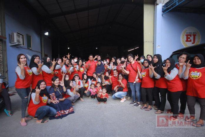 Gotong Royong Bersama Kader Partai, Sudi Rustanto Bagikan Takjil