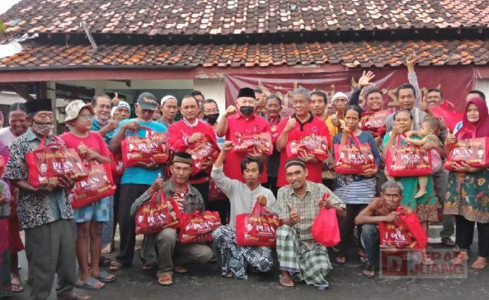 Hadirkan Manfaat untuk Rakyat, Prof Hendrawan Bagikan Bingkisan dari Puan Maharani