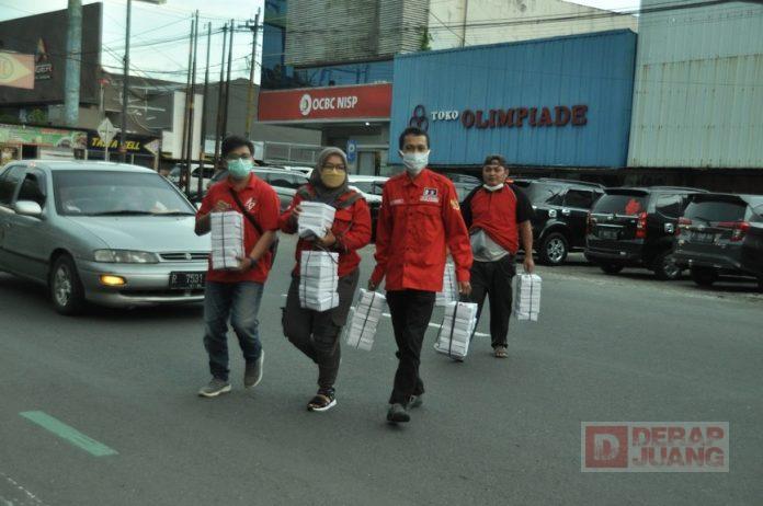 Indahnya Berbagi, Komunitas Juang Banyumas Bersama Mbak Casytha Bagikan 500 Paket Takjil