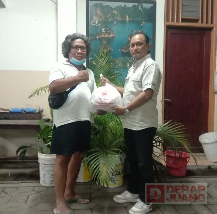 Isi Hari Paskah, Agung Satria, Bagikan Paket Sembako
