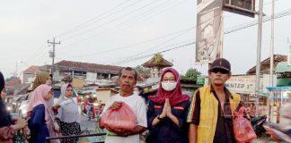 Jelang Lebaran, Rossi Ardiyanti Bagikan Bingkisan untuk Pengayuh Becak