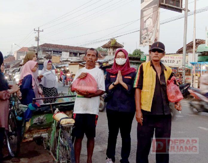 Jelang-Lebaran,-Rossi-Ardiyanti-Bagikan-Bingkisan-untuk-Pengayuh-Becak