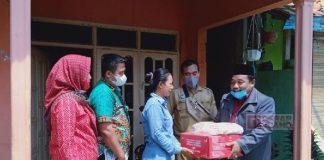 Karangasem Utara Terjadi Rob, Ridwan dan Junaenah Gelontorkan 100 Paket Bantuan