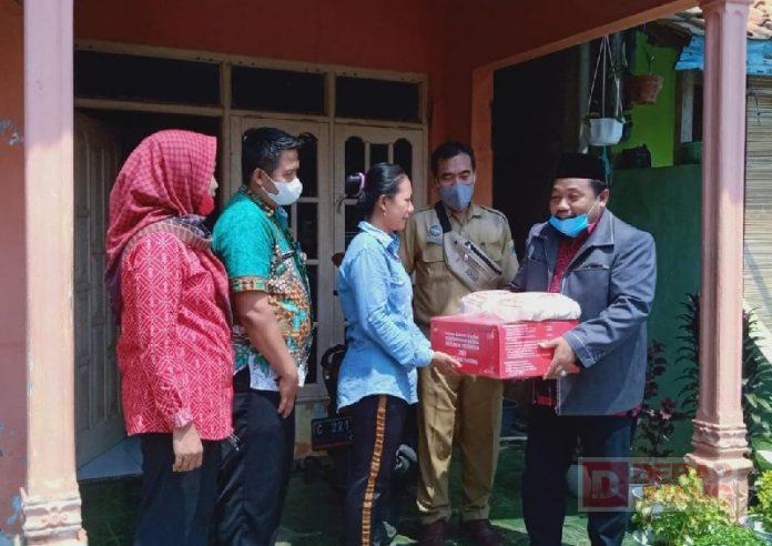 Karangasem Utara Terjadi Rob, Ridwan dan Junaenah Gelontorkan 100 Paket Bantuan