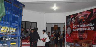 Kompak, Korps Komunitas Juang Cilacap Bongkar Muat Beras Mbak Puan