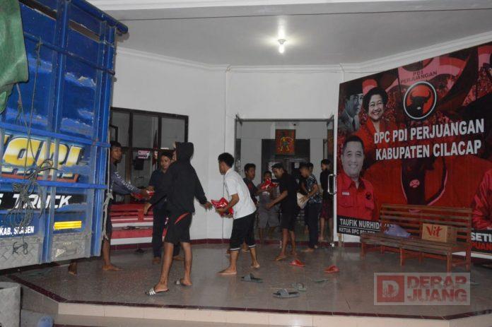 Kompak, Korps Komunitas Juang Cilacap Bongkar Muat Beras Mbak Puan