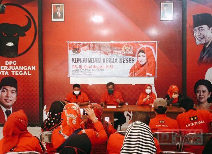 Kunjungi DPC Kota Tegal, Dewi Aryani Serahkan Paket Beras dan Bingkisan Lebaran (2)