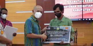 Mas Andi Berikan Santunan 30 Ahli Waris Satlinmas