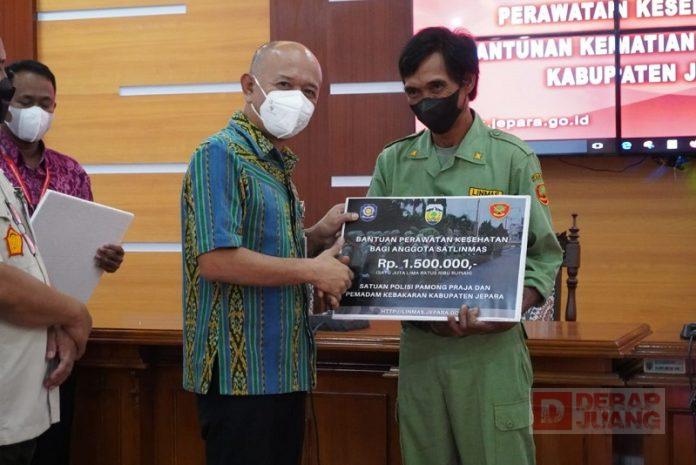 Mas Andi Berikan Santunan 30 Ahli Waris Satlinmas