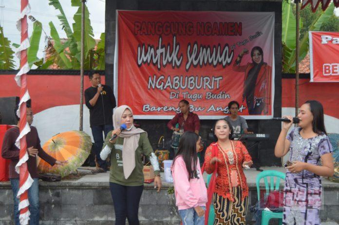 Ngamen Bareng Seniman Cilacap, Anggit Seniman Adalah Suara Rakyat