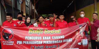 PAC Pekalongan Barat Bagikan Takjil untuk Masyarakat