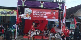 Paramitha Bagikan Takjil Bareng Seniman Jaran Kepang