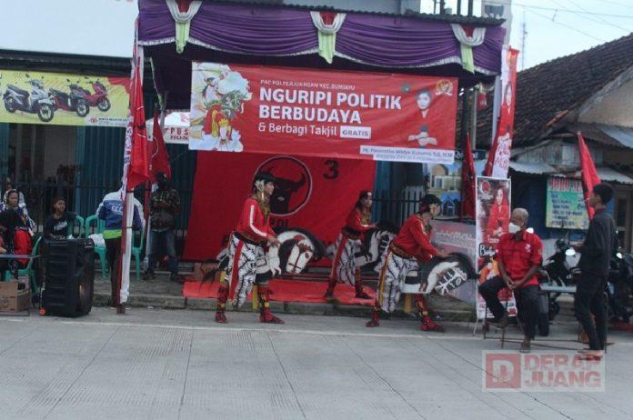 Paramitha Bagikan Takjil Bareng Seniman Jaran Kepang