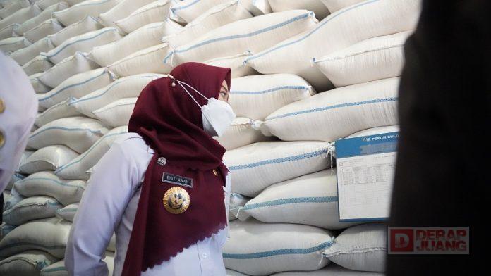 Pastikan Ketersediaan Stok Beras, Mbak Eisti Lakukan Inspeksi Gudang Bulog