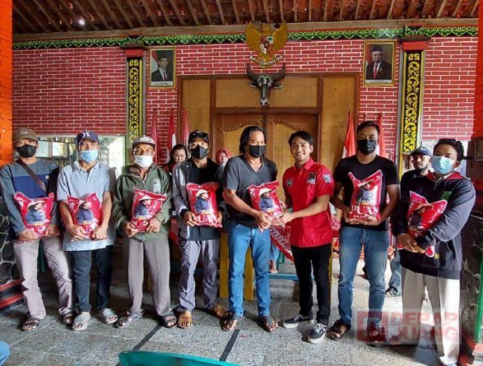 Perkuat Otot Partai, Bintang Ari Rakasiwi Salurkan Beras Mbak Puan