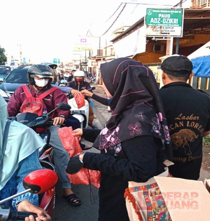 Petik Berkah 10 Hari Kedua Ramadhan, Warti Suci dengan Berbagi Takjil