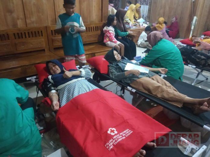 Prihatin Stok Darah Terbatas, Bibi Hastuti Ikuti Donor Darah