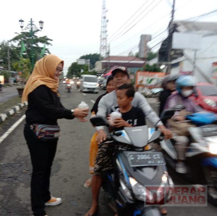 Raih Keberkahan Ramadhan di Hari Kartini, Rossi Ardiyanti Bagikan Takjil Buka Puasa (2)