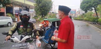 Ramadhan, DPC PDI Perjuangan Banyumas Bagikan Takjil dan Beras