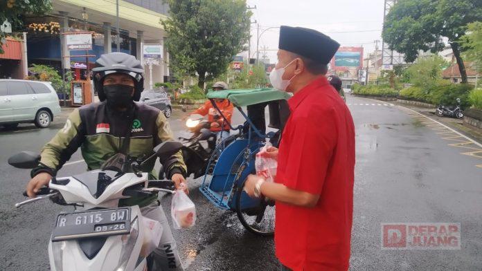Ramadhan, DPC PDI Perjuangan Banyumas Bagikan Takjil dan Beras