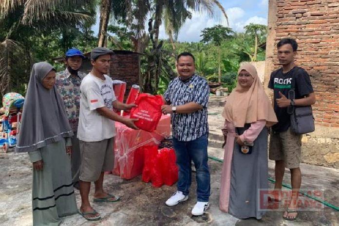 Rumah Warga Desa Pringtutul Habis Dilalap Si Jago Merah, PAC PDI Perjuangan Rowokele Berikan Bantuan