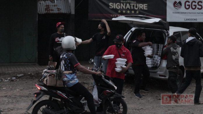 Safari Ramadhan, Komunitas Juang Cilacap Bagikan Takjil dari Mbak Casytha di Sidareja