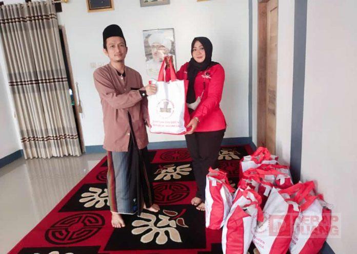 Salurkan Paket Sembako Presiden Jokowi, Desi Semoga Bermanfaat Bagi Sesama