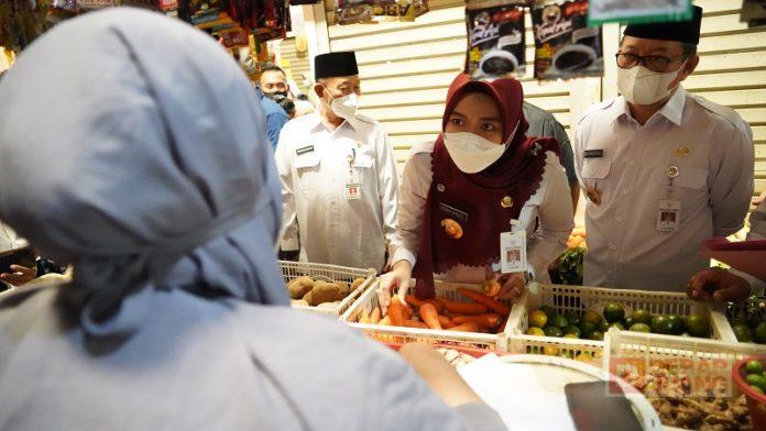 Sambangi Pasar Bintoro, Mbak Eisti Pastikan Ketersediaan Bahan Pokok