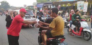 Sambil Senandungkan Lagu, Muhamidin Bagikan Menu Takjil