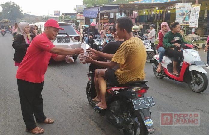 Sambil Senandungkan Lagu, Muhaimin Bagikan Menu Takjil
