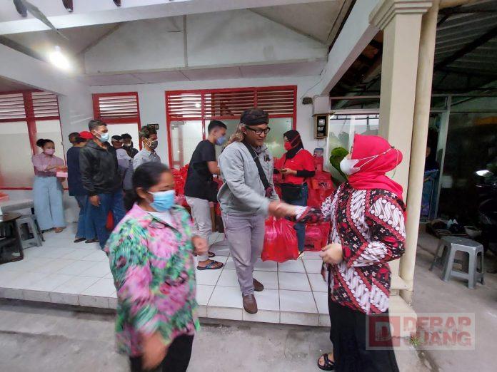 Sambut Lebaran, Faradila Herdhini Serahkan Bingkisan Kepada Masyarakat