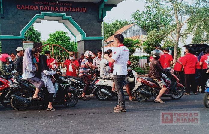 Semarak Ramadhan, Banteng Dapil 1 Demak Bagikan 1.000 Takjil