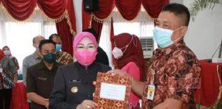 Sri Sumarni Berikan Penghargaan 120 SK Kenaikan PNS