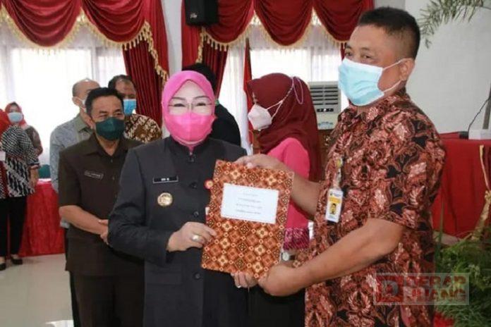 Sri Sumarni Berikan Penghargaan 120 SK Kenaikan PNS