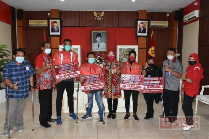 Sri Sumarni Berikan Tali Asih pada Atlit Papernas Asal Grobogan