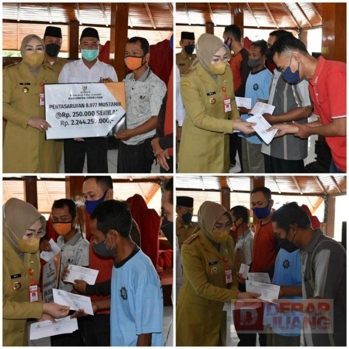 Sri Sumarni Tasyarufkan 8.977 Mustahik dari Baznas Grobogan