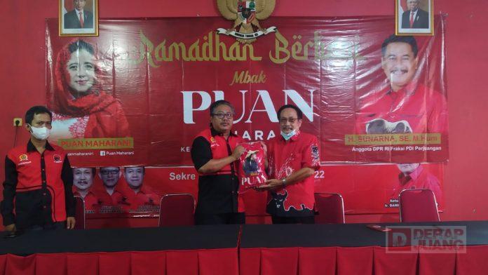 Sunarna Bagikan Beras Mbak Puan di Banyumas